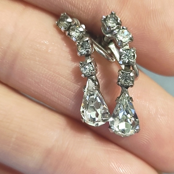 KRAMER NY VINTAGE 50s SILVER-TONE RHINESTONE CRYSTAL DROP SCREWBACK 1" EARRINGS - Picture 5 of 10